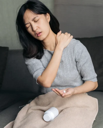asian-woman-has-shoulder-pain-female-holding-painful-shoulder-with-another-hand-people-with-bodymuscles-problem-healthcare-medicine 1